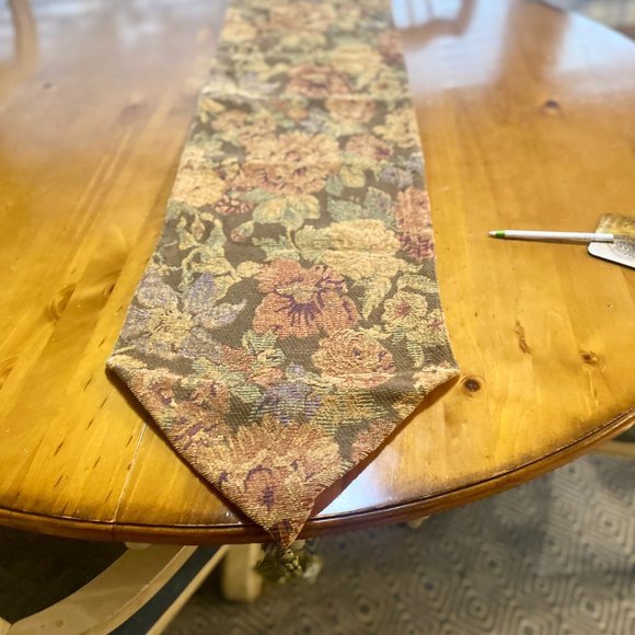 13 x 56. Tapestry floral runner. - Picture 4 of 4